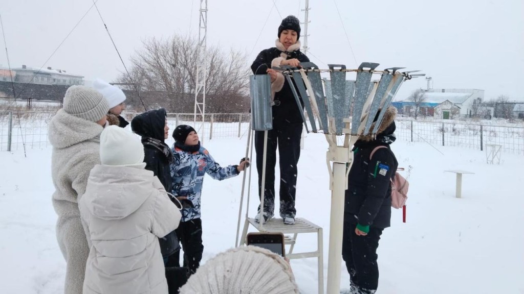 Парашютші және метеоролог: Қарағанды кітапханасындағы оқушыларға қызықты мамандықтар туралы әңгімелейді
