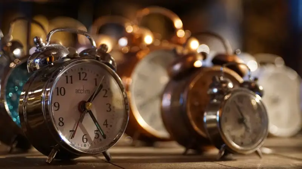 Шаккалиев о едином часовом поясе: Решение еще не принято