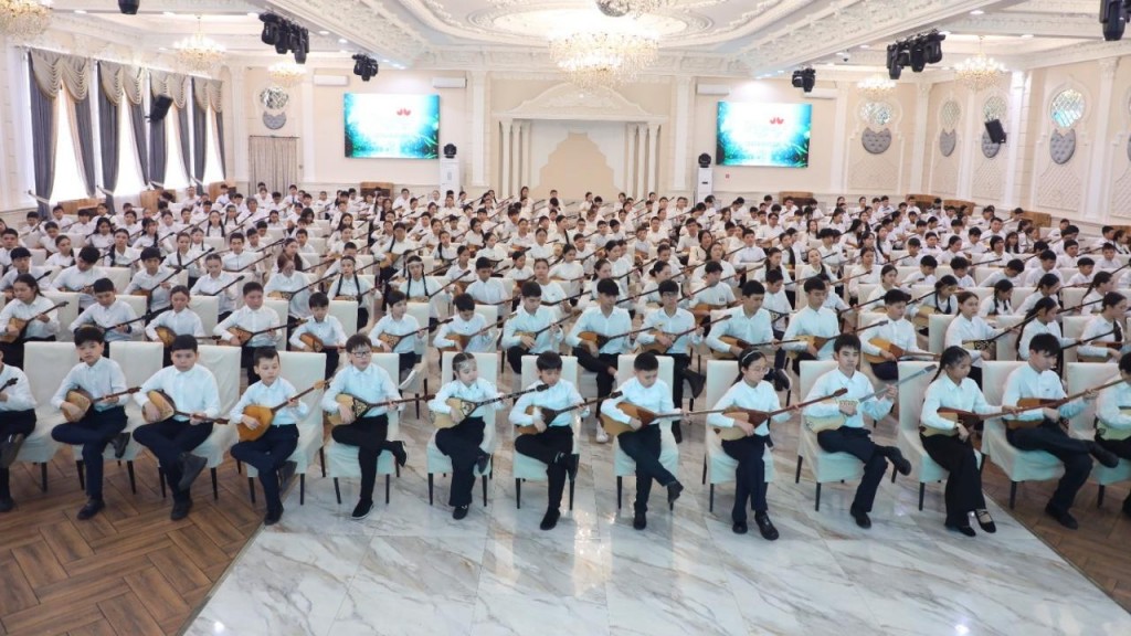 Около 10 тысяч юных домбристов Карагандинской области одновременно исполнили известные кюи