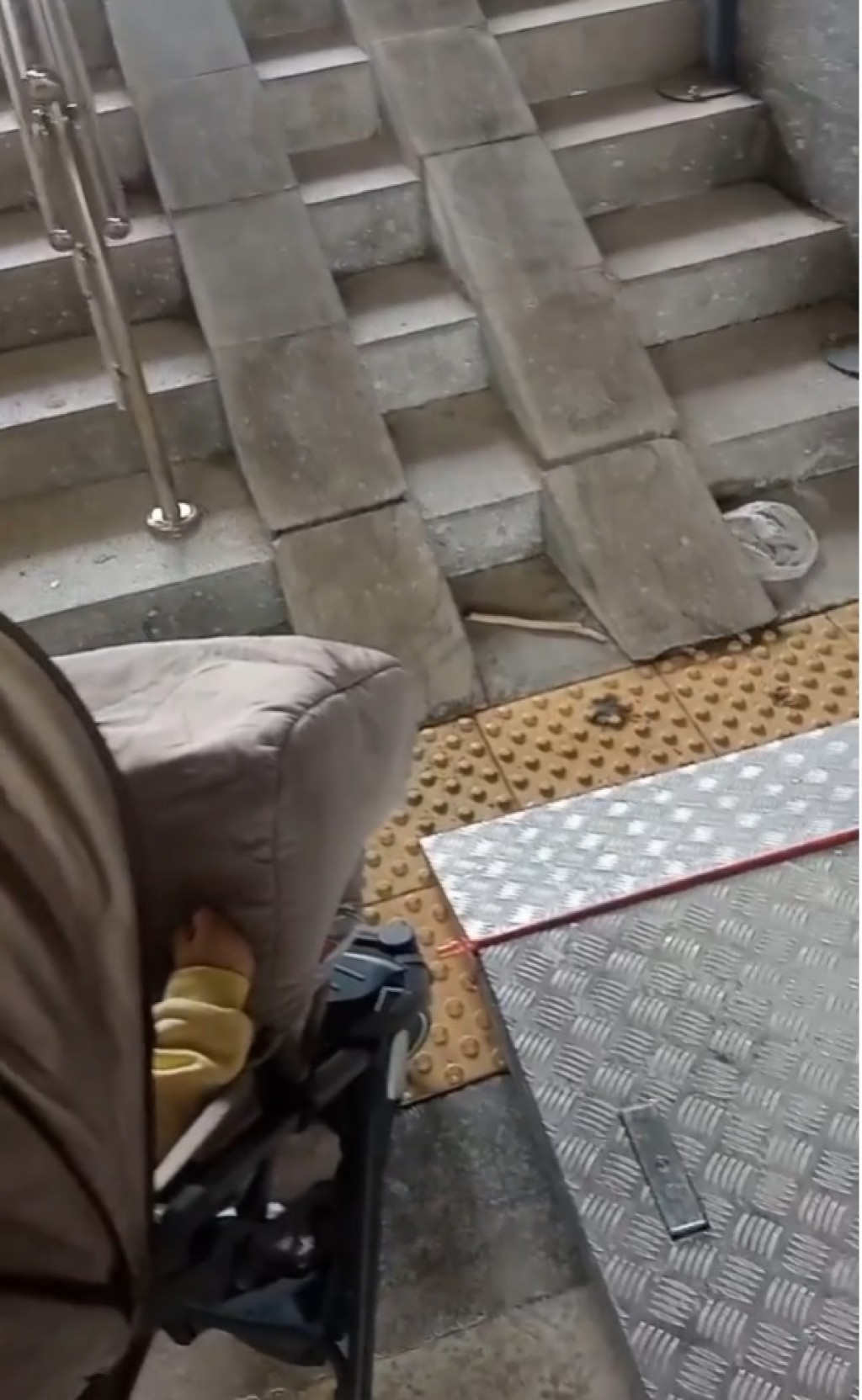 В Караганде женщина с коляской не смогла подняться по новому пандусу в подземном переходе