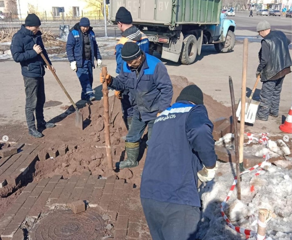 В Караганде восстановили опасно просевшую брусчатку на улице Магнитогорская