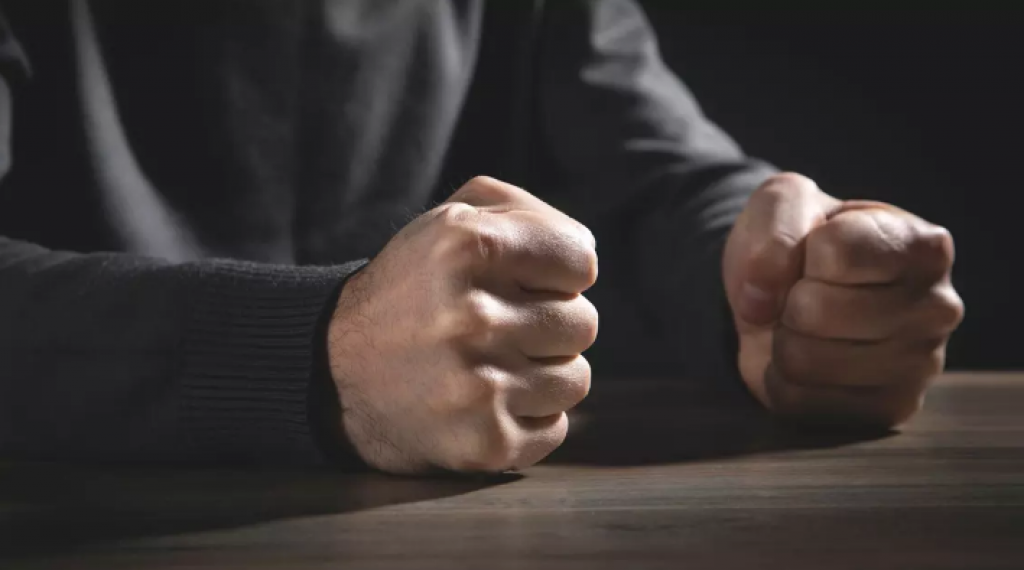 Житель Темиртау из ревности к жене задушил приятеля