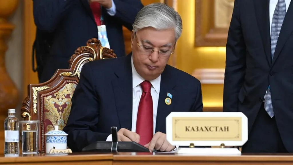 Токаев подписал закон, запрещающий рекламу букмекерских контор на устройствах сотовой связи