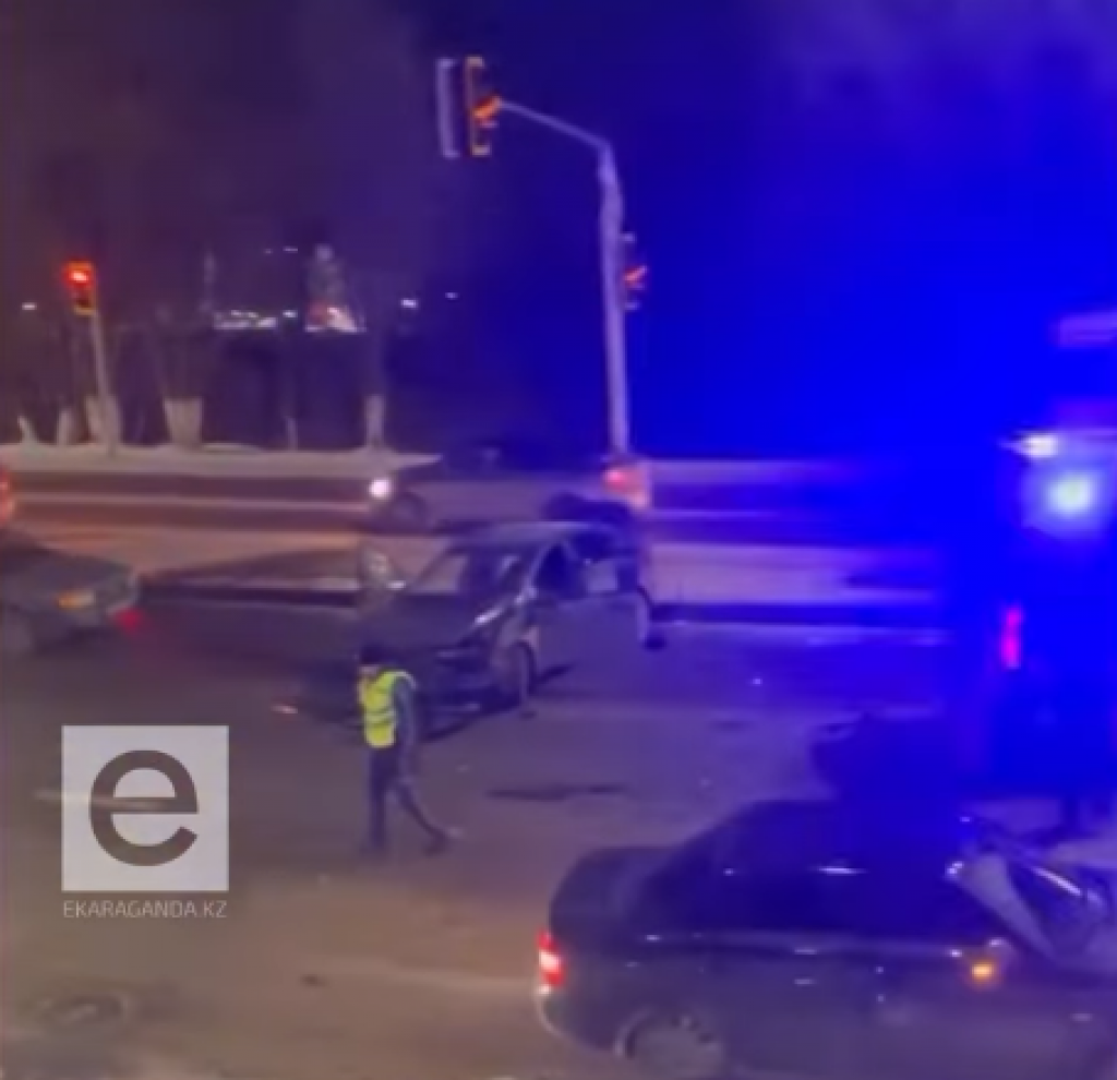В Караганде столкнулись два автомобиля: пострадали водители и пассажиры