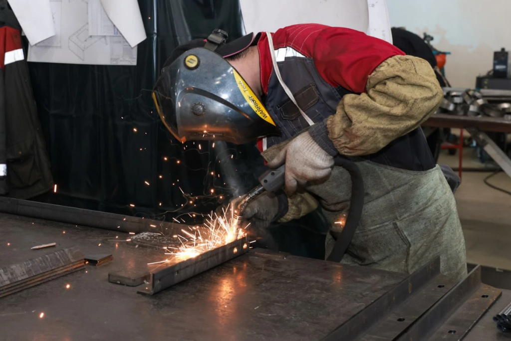 Казахстанцы бегут с вредных работ: сколько работников получили спецвыплату