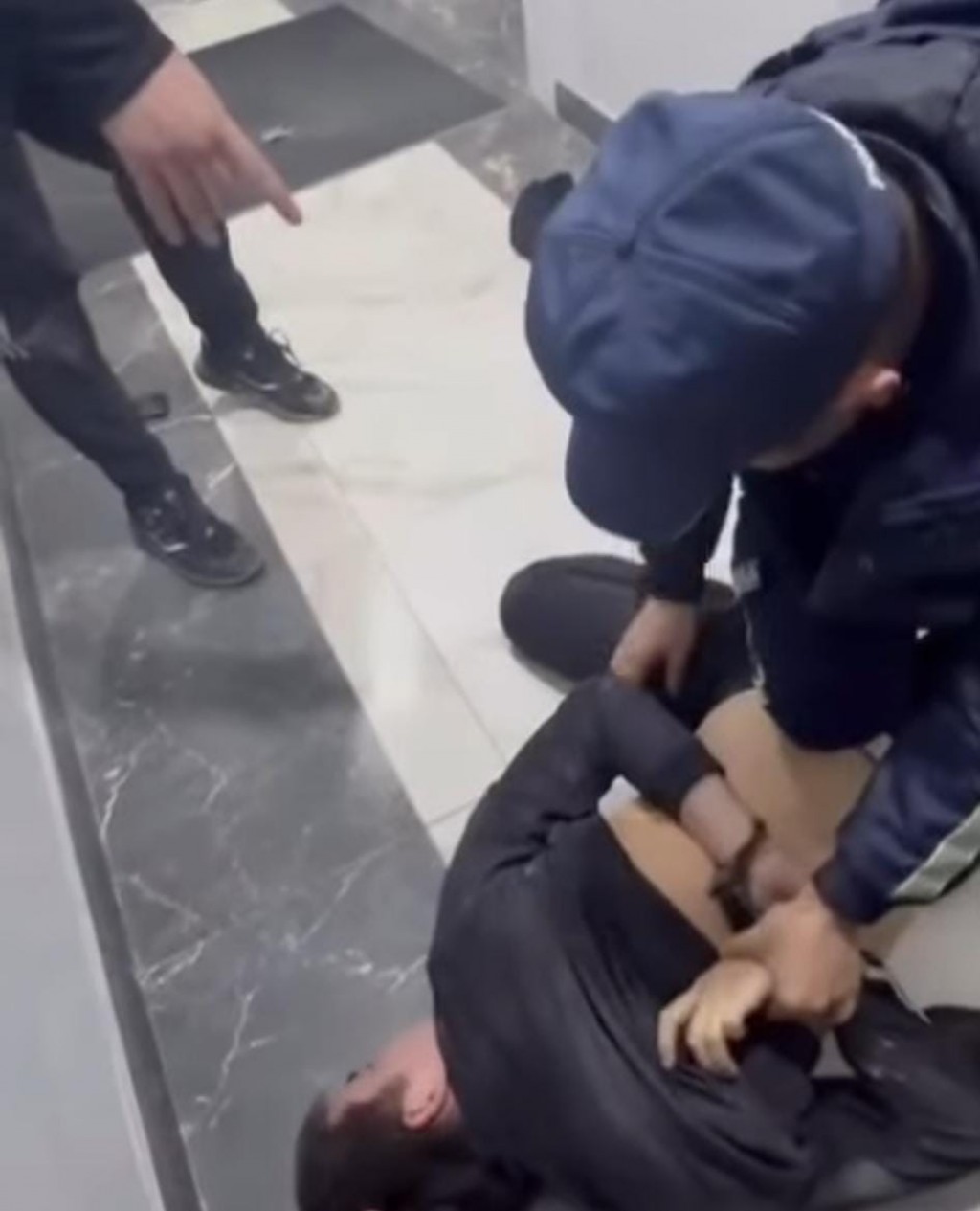 В Караганде пьяный мужчина напал на соседей с ножом