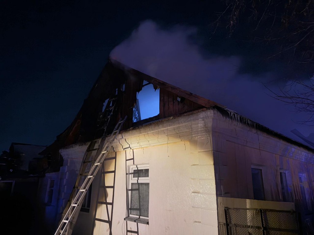 Крыша частного дома сгорела в Караганде