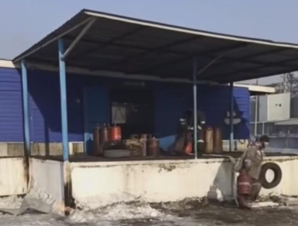 Карагандинские пожарные вынесли с горящей заправочной станции 66 баллонов