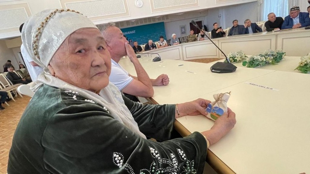 Спустя 80 лет: В Караганде потомкам погибших в Великой Отечественной войне солдат передали землю с мест захоронений