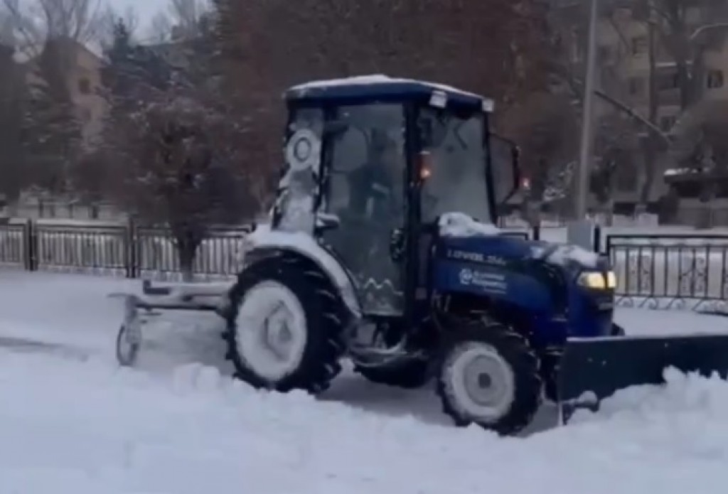 Не дожидаясь очередной порции критики, в Караганде начали чистить тротуары от снега, - Мейрам Кожухов