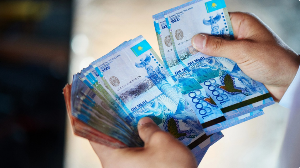 Средняя зарплата казахстанцев снизилась в начале 2025 года
