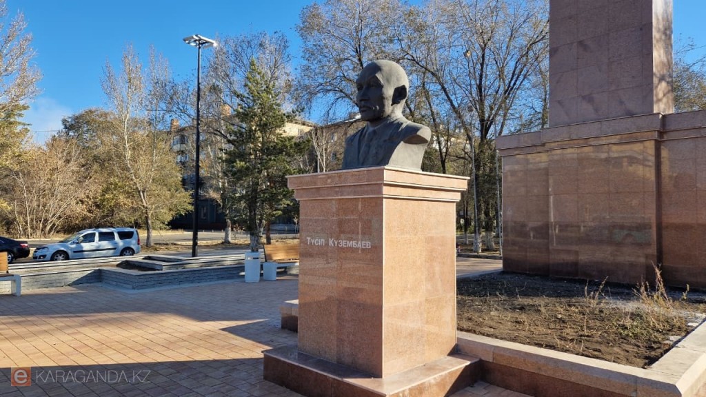 В Караганде обновили памятник и аллею имени Тусупа Кузембаева