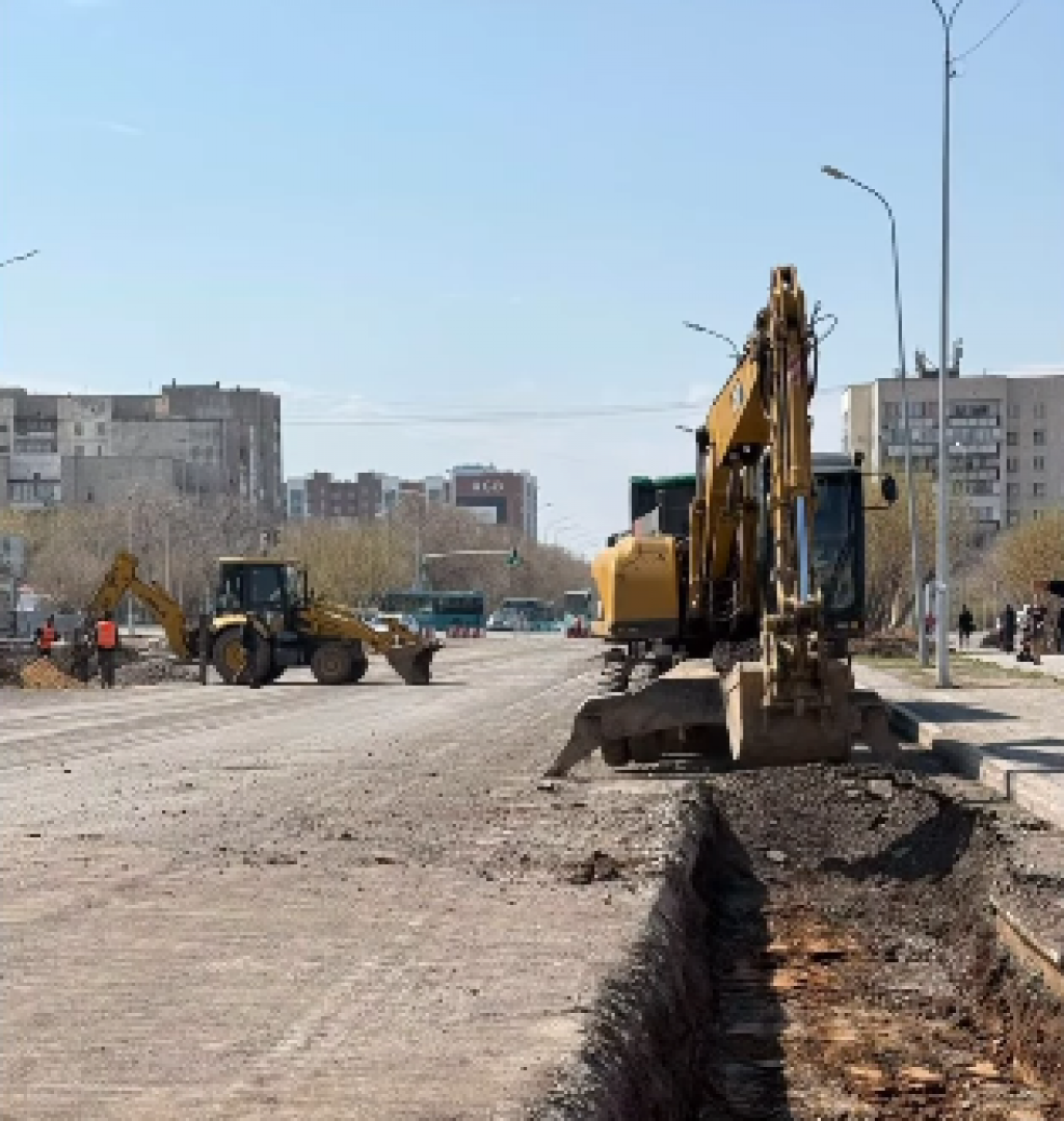 В Караганде на улице Муканова приступили к среднему ремонту