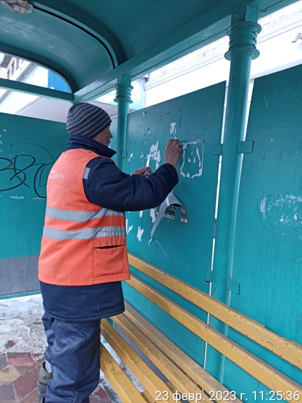 В Караганде за расклеивание объявлений в неположенных местах можно получить не только штраф