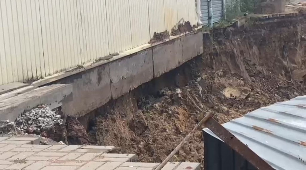 Земля уходит из-под пола: в Караганде точечная застройка обрушает здание продуктового магазина