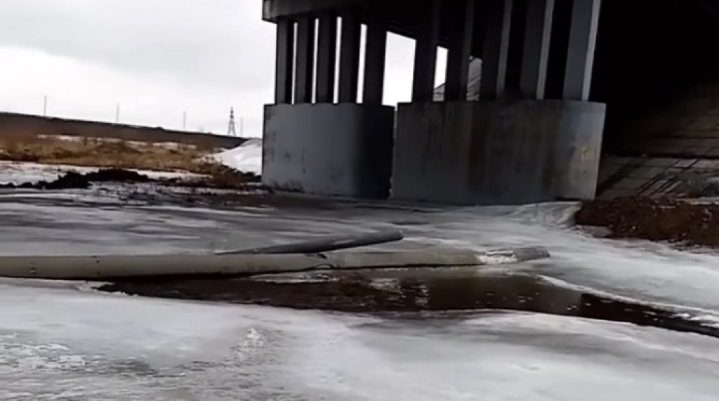 Карагандинец пожаловался на разлив воды возле автобана