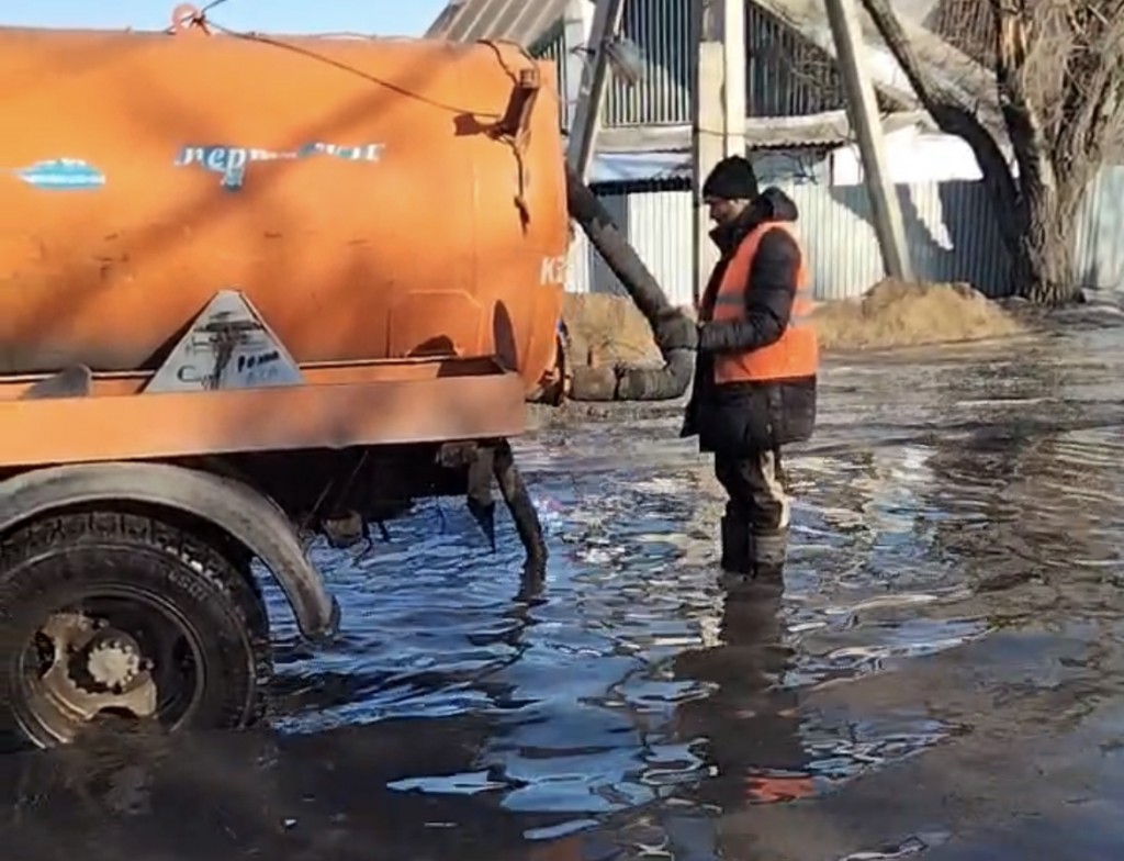 В Караганде откачивают воду с улиц и приводят в порядок парки и скверы