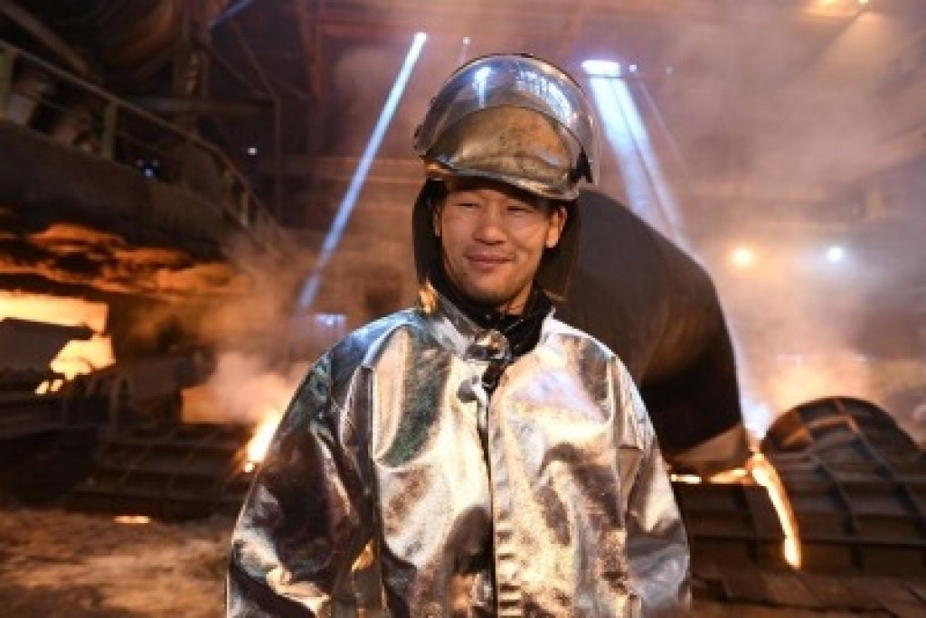 Шавкат Рахмонов взял пробу чугуна в Доменном цехе АО «АрселорМиттал Темиртау»