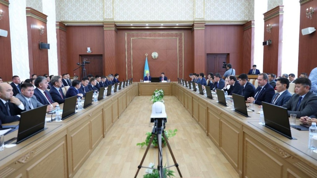 Қанат Бозымбаев өңірлерге МЭКС жобаларын іске асыруды жеделдетуді және ресурстарды цифрлық есепке алуға көшуді тапсырды