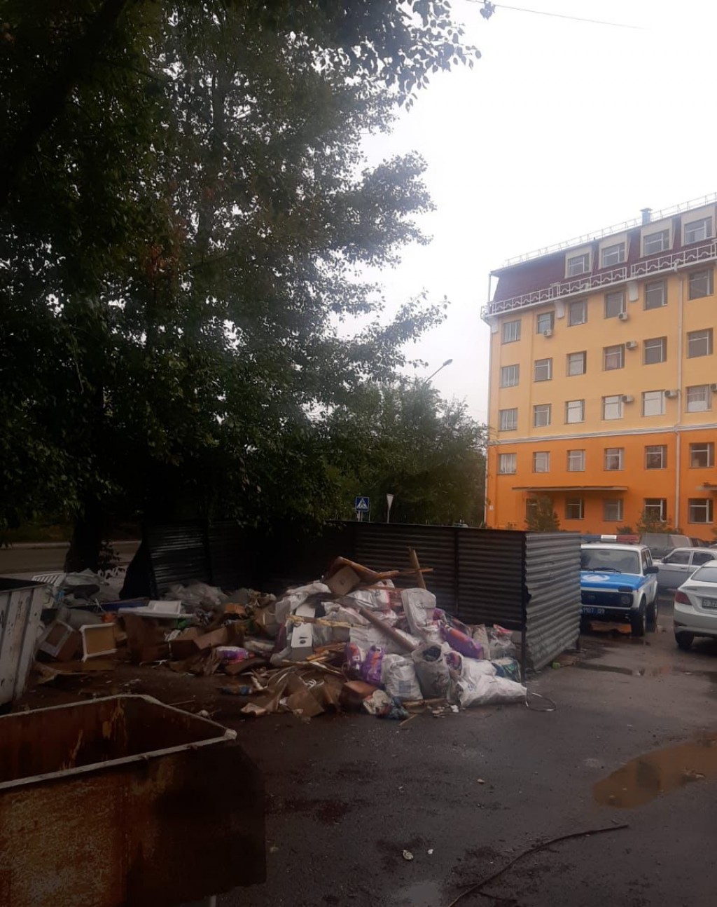 Полицейские составили протокол на администрацию карагандинской поликлиники из-за складирования мусора