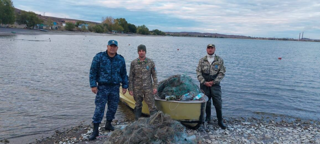Акваторию озера Балхаш от различного мусора очищали полицейские Карагандинской области