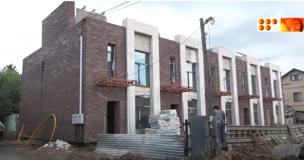 Беспрецедентный случай: карагандинцы смогли доказать, что таунхаус рядом с их домом возводят незаконно. Суд остановил стройку