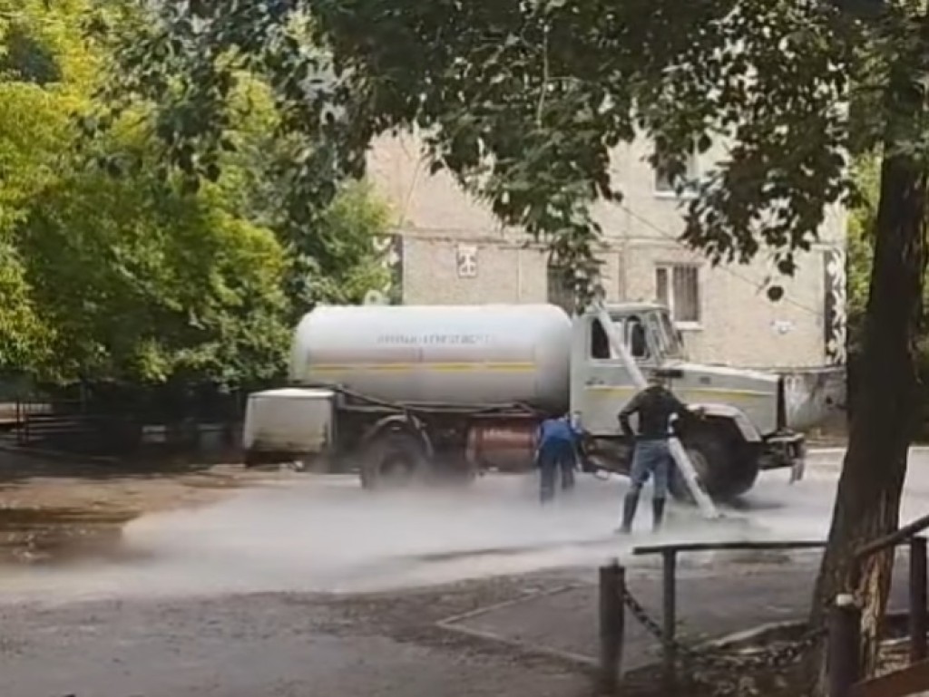 Газовоз повредил опору освещения в Караганде