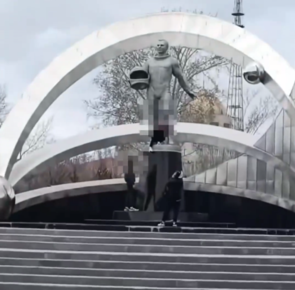 Полиция ищет подростков, взобравшихся на памятник Гагарину в Караганде