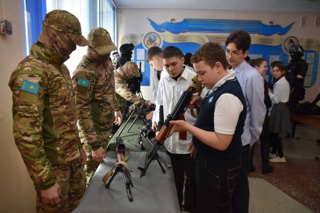 Диалог по проблеме наркомании состоялся между полицейскими и школьниками Сарани