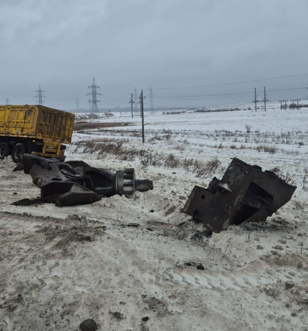 Два грузовика врезались в опоры освещения на трассе Караганда – Темиртау