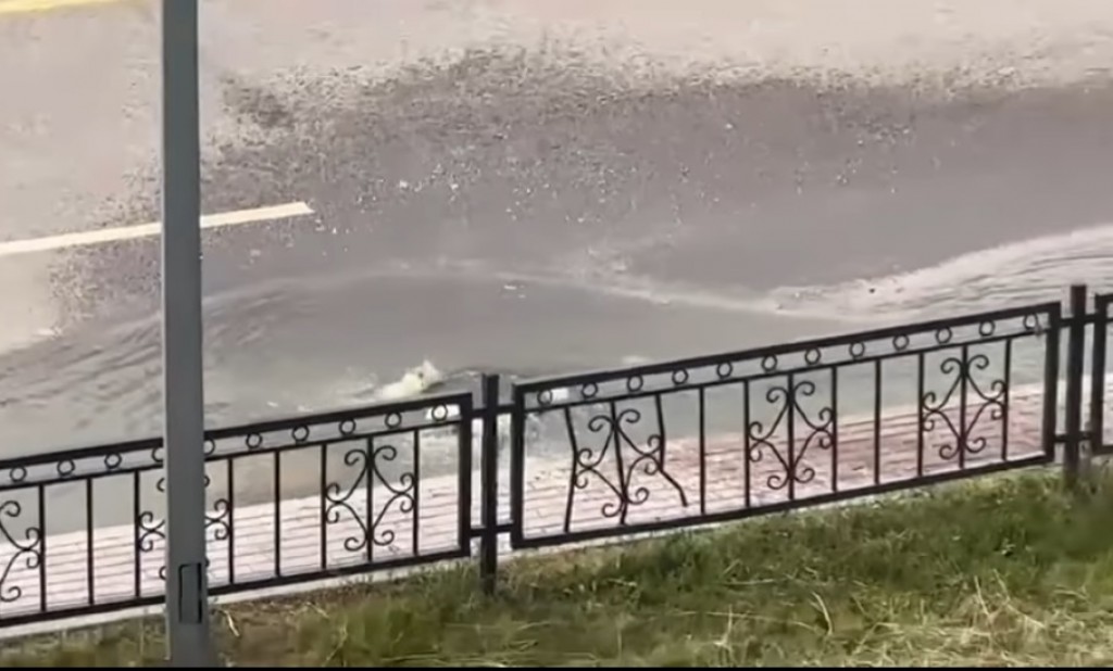 В Караганде прочистили канализационный колодец, из-за которого залило улицу Ашимова