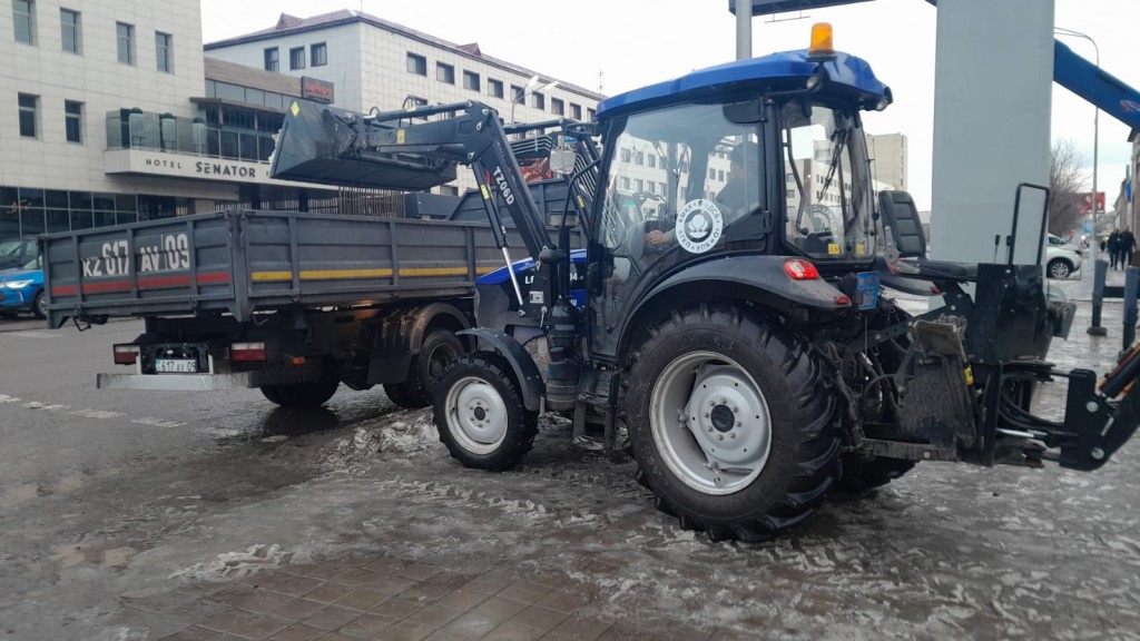 Почему в Караганде тротуары чистят от снега не сразу