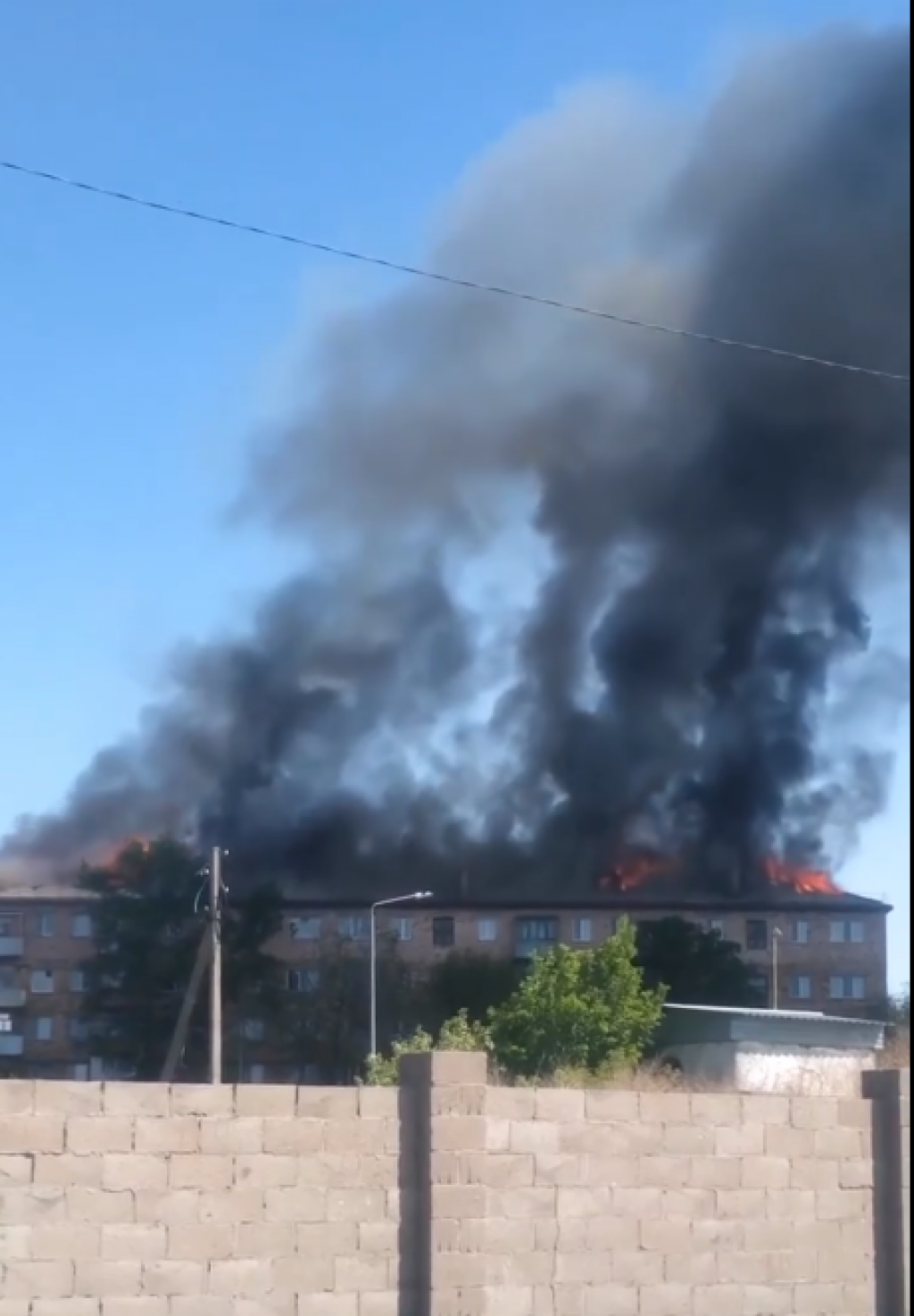 Сильный пожар разгорелся в пятиэтажном доме в 11-м квартале Караганды