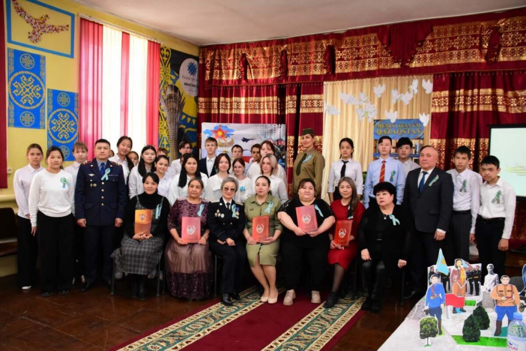 Урок мужества провели полицейские в школе Караганды