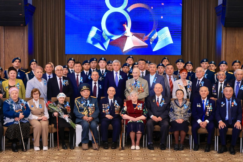 Аким Карагандинской области встретился с ветеранами в преддверии Дня Победы