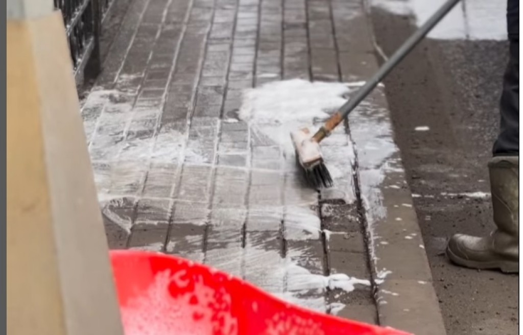 В Караганде тротуары и ограждения моют горячей водой с моющими средствами