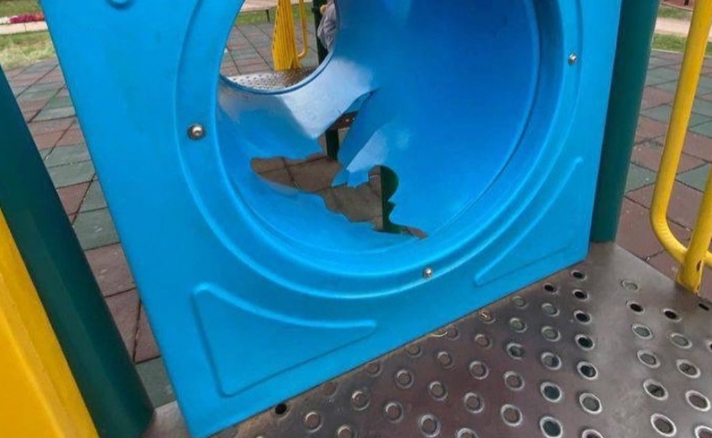 Комиссия осмотрит опасный игровой элемент на детской площадке в одном из скверов Караганды