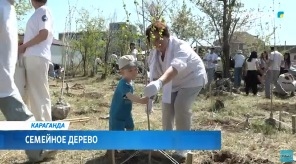 Семейные ценности: карагандинцы высадили сотню деревьев