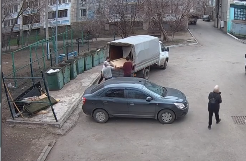 Карагандинцы получили штраф за выброшенную на мусорку мебель