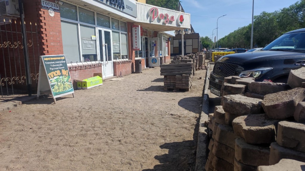 В Караганде на одном из участков проспекта Нуркена Абдирова меняют тротуарную плитку