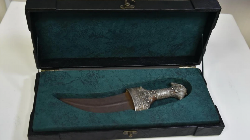 Кинжал первого казахского профессионального борца передали в нацмузей