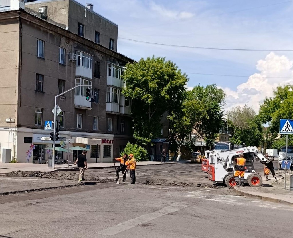 Жүргізушілер үшін таңертеңгі тосын сый: Ерубаев көшесінің учаскесі белгіленген уақыттан бұрын жабылды