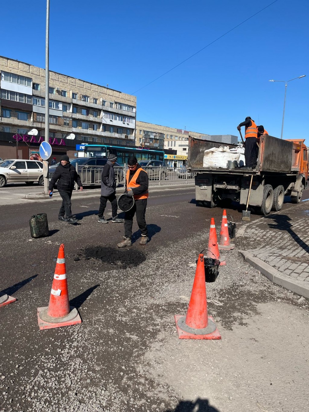 Қарағандыда қыстан кейін жолдарды ретке келтіреді