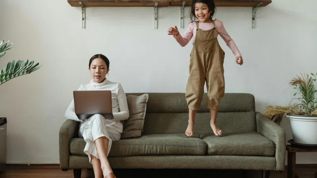 Заңгер балаларды үйде жалғыз қалдыруға тыйым салуды кеңейту керек деп санайды