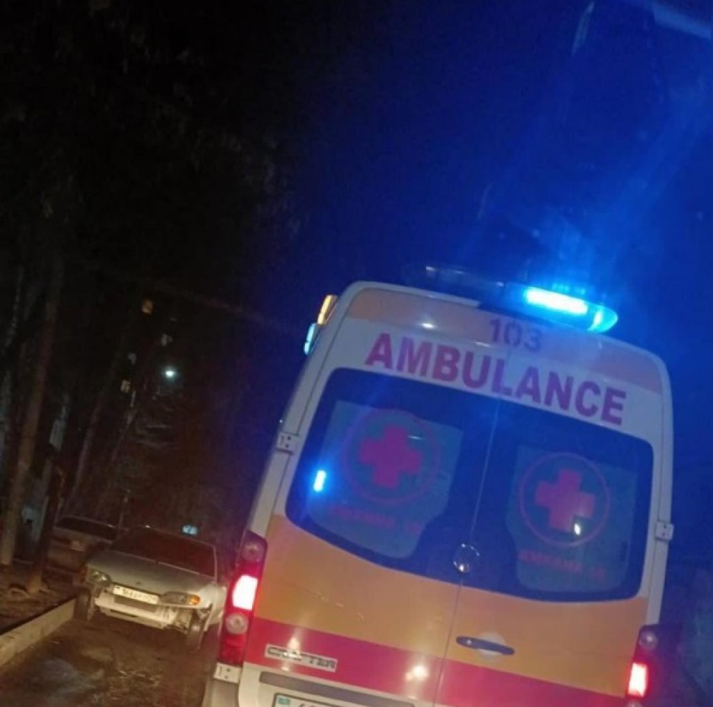 В Караганде скорая помощь перекрыла проезд во дворе — кто прав?!