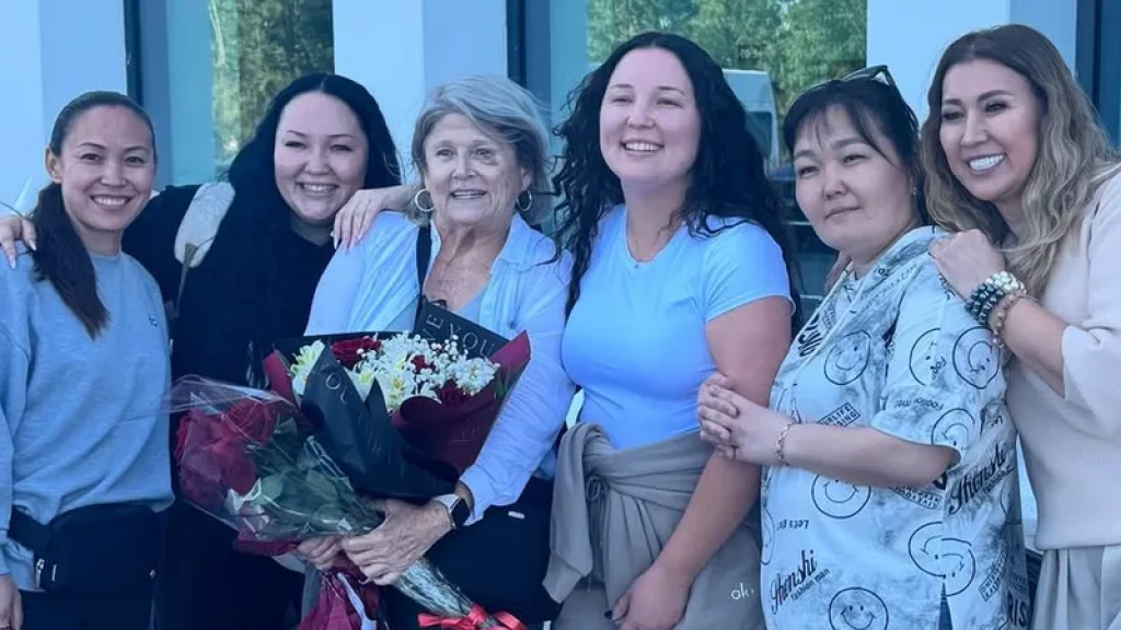 Қарағандыдан американдық қыз бала 20 жылдан кейін Қазақстанға ұшып келді