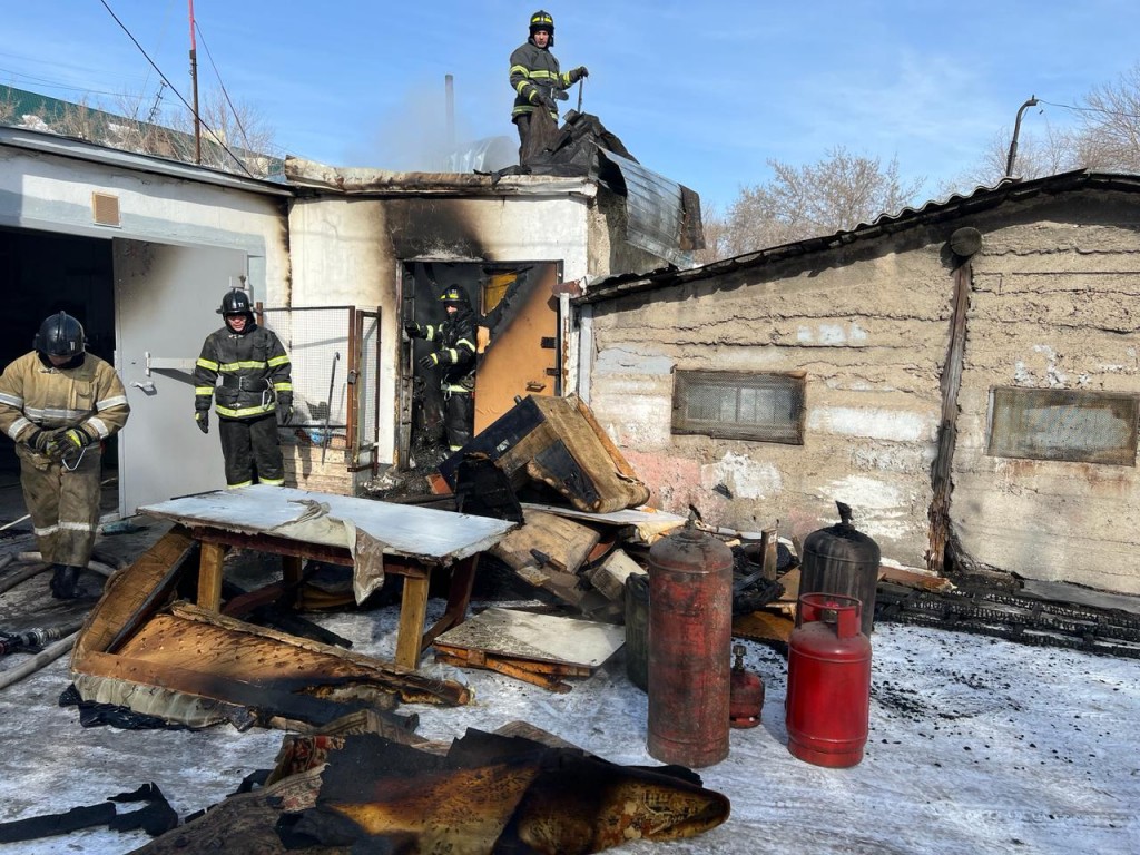 Четыре газовых баллона вынесли огнеборцы во время пожара в Караганде
