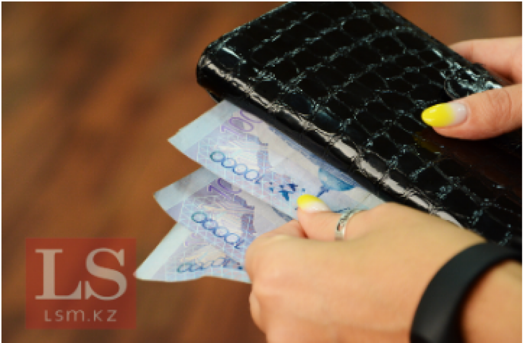 Казахстанцы тратят почти все свои деньги на еду и кредиты