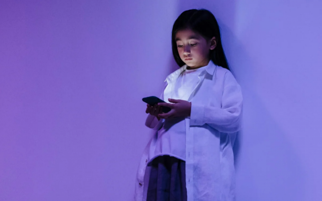 Казахстанских родителей предупредили об опасностях для детей в игре Roblox