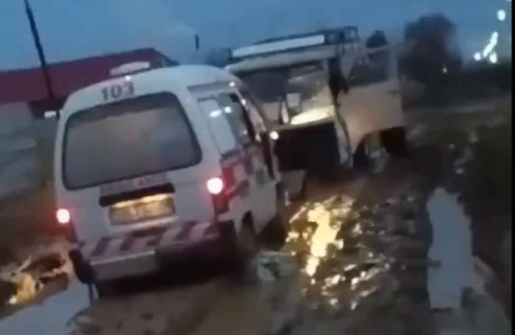 В поселке Дубовка скорая застряла в грязи по пути к пациенту